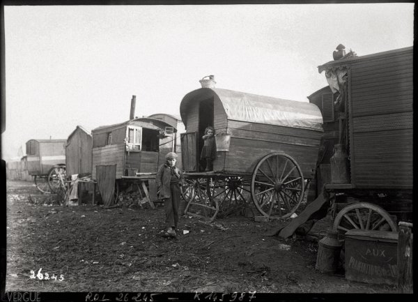 Enfants de la zone vivant dans des roulottes, 1913