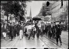 Mobilisation en 1914, groupe des chanteurs des rues