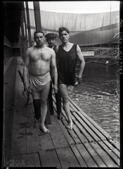Unijambistes à la piscine, 1910