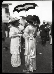 Élégantes au champ de courses de Deauville, 1912