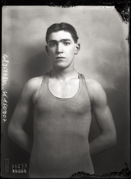 Nageur inconnu, 1913
