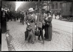 Permissionnaire retrouvant sa famille. Près de la Gare de l’Est. 1915