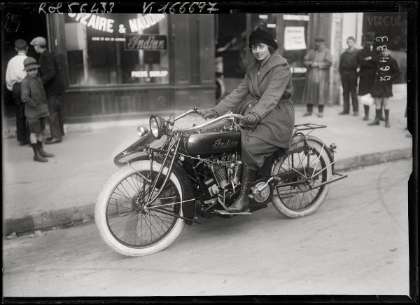 Yvonne Degraine sur une motocyclette Indian, 1919