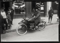 Yvonne Degraine sur une motocyclette Indian, 1919