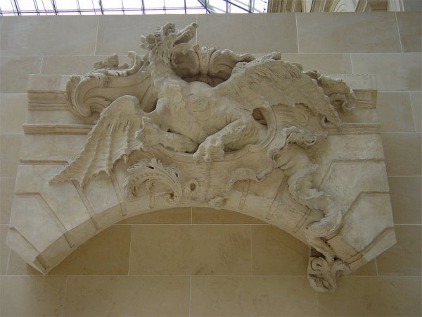 Dragon par Paul Ambroise Slodtz au musée du Louvre